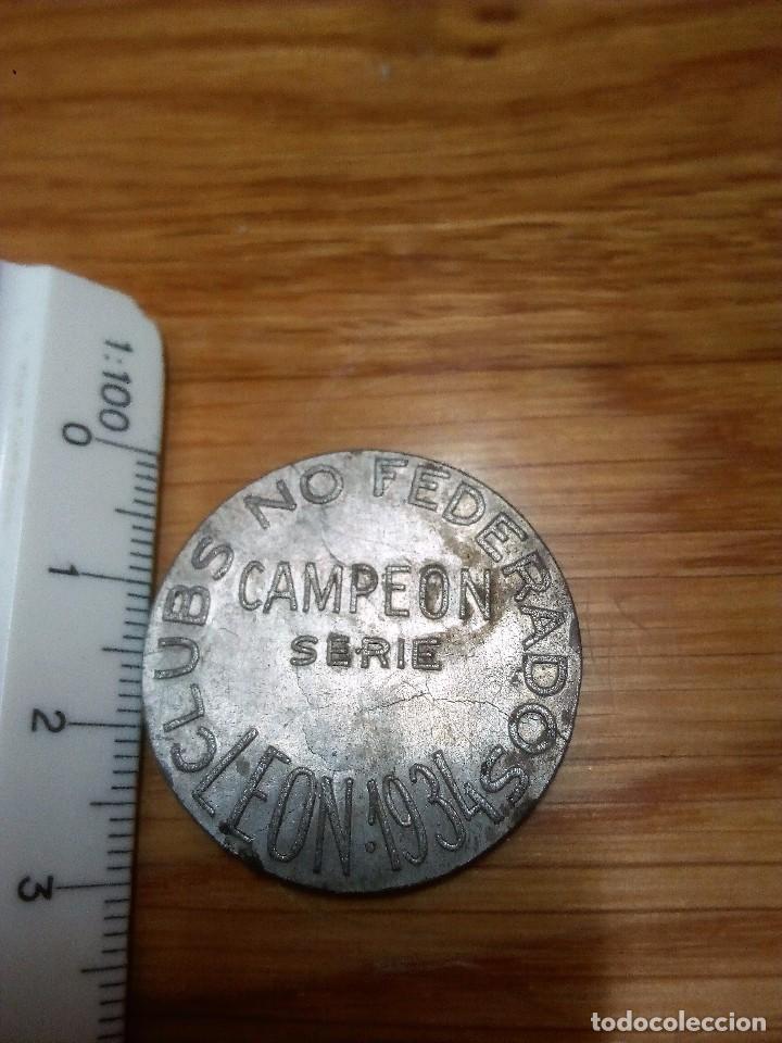 Coleccionismo deportivo: RARA MEDALLA DEPORTIVA FUTBOL CAMPE&Oacute;N CLUBS NO FEDERADOS LEON 1934