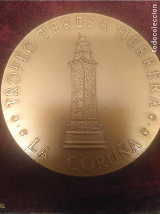 Coleccionismo deportivo: Medalla trofeo Teresa Herrera Excelent&iacute;simo Ayuntamiento La Coru&ntilde;a sin fecha con funda joyer&iacute;a Malde