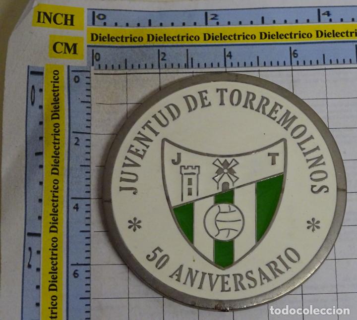Collectionnisme sportif: MEDALLA MEDALL&Oacute;N DEL CLUB DE F&Uacute;TBOL. JUVENTUD DE TORREMOLINOS. 50 ANIVERSARIO. 1952 2002. 90GR
