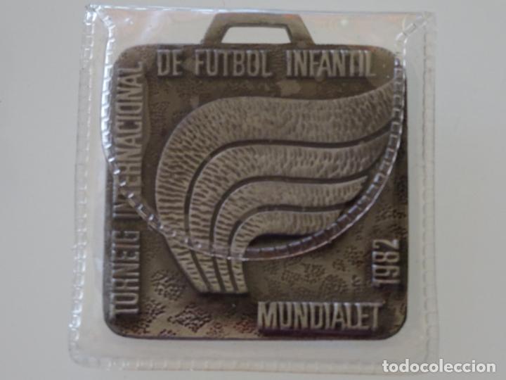 Sammelleidenschaft Sport: MEDALLA DEL TORNEO INTERNACIONAL DE FUTBOL INFANTIL. MUNDIALET 1982. CATALU&Ntilde;A. 50 GR