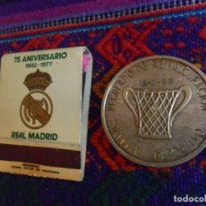 Coleccionismo deportivo: MONEDA REAL MADRID REINAUGURACIÓN PABELLÓN DEPORTIVO 15-11-99. REGALO CAJA CERILLAS 75 ANIVERSARIO.
