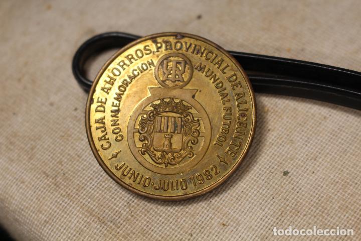 Coleccionismo deportivo: MEDALLA MONEDA CONMEMORATIVA SEDES MUNDIAL DE FUTBOL 1982 FUTBOL CAJA DE AHORROS PROVINCIAL ALICANTE