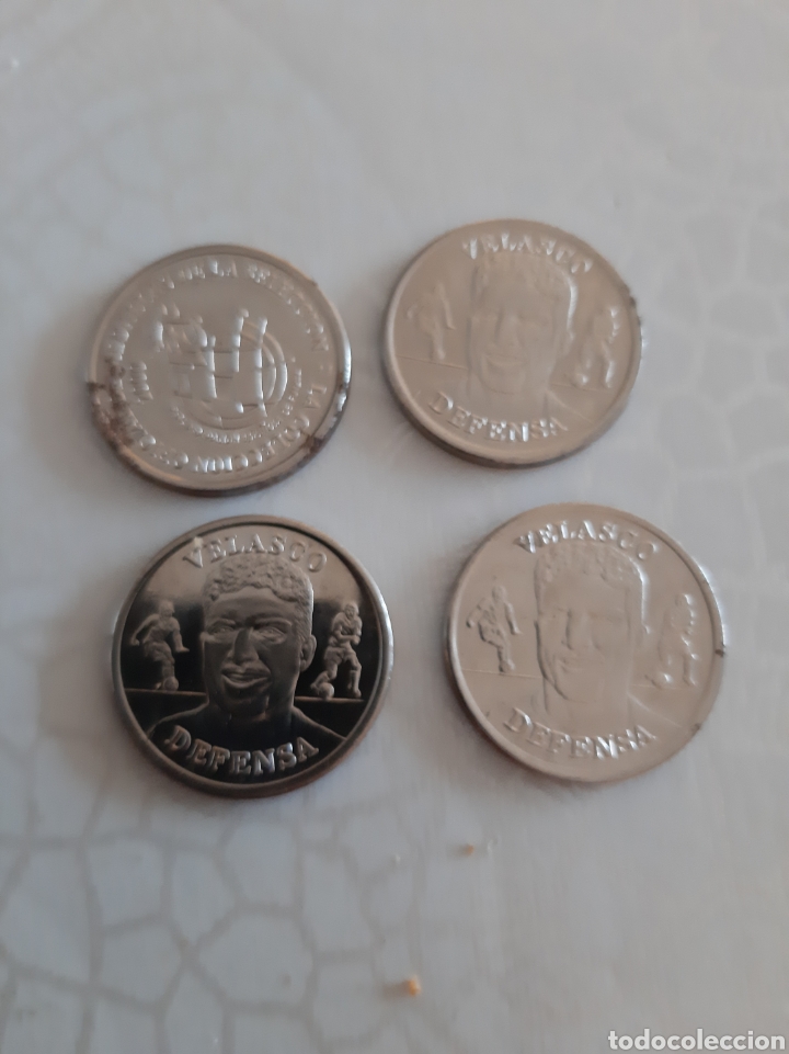 Coleccionismo deportivo: FUTBOL VELASCO DEFENSA SELECCI&Oacute;N ESPA&Ntilde;OLA A&Ntilde;O 2000 MEDALLAS