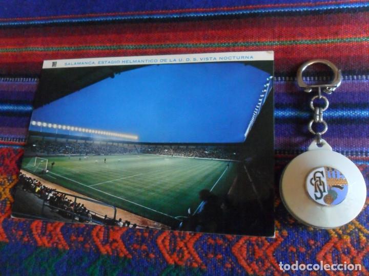 Sammelleidenschaft Sport: LLAVERO UD SALAMANCA CON SANTO Y MECANISMO. REGALO POSTAL ESTADIO HELM&Aacute;NTICO. 1976. RARO.