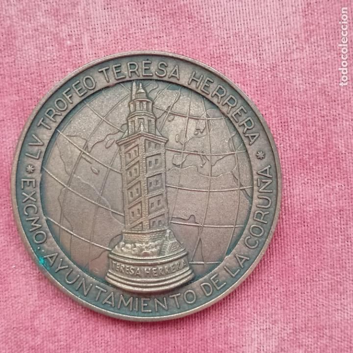 Coleccionismo deportivo: MEDALLA LV TROFEO TERESA HERRERA 2000 JOYERIA MALDE AYUNTAMIENTO LA CORU&Ntilde;A TORRE HERCULES