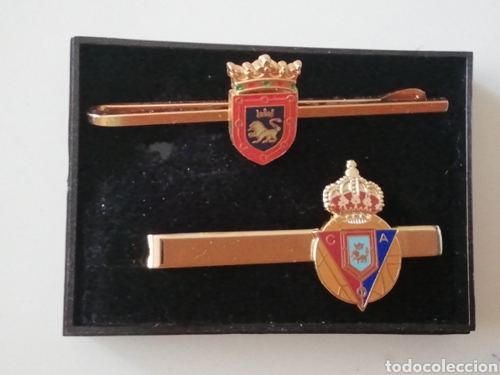 Coleccionismo deportivo: 2PASADORES DE CORBATA REPRODUCCI&Oacute;N PRIMERA INSIGNIA CLUB ATL&Eacute;TICO OSASUNA DE A&Ntilde;OS 20. SERIE LIMITADA
