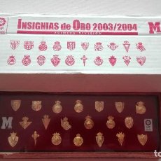 Coleccionismo deportivo: INSIGNIAS DE ORO PRIMERA DIVISION 2003/2004. Lote 309051828