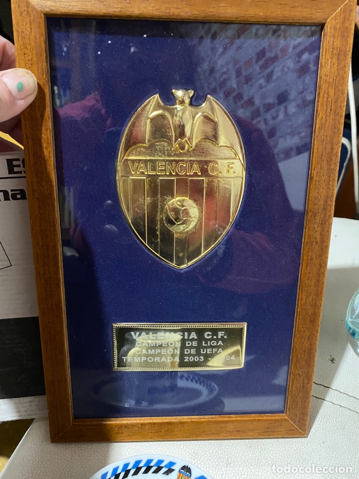 Coleccionismo deportivo: Escudo Valencia club futbol ba&ntilde;ado en oro mas juego cafe nuevos en caja