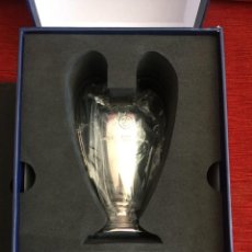 Coleccionismo deportivo: TROFEO COPA FINAL UEFA CHAMPIONS LEAGUE 2018 2019 LIVERPOOL TOTTENHAM EN SU CAJA ORIGINAL. Lote 317299928