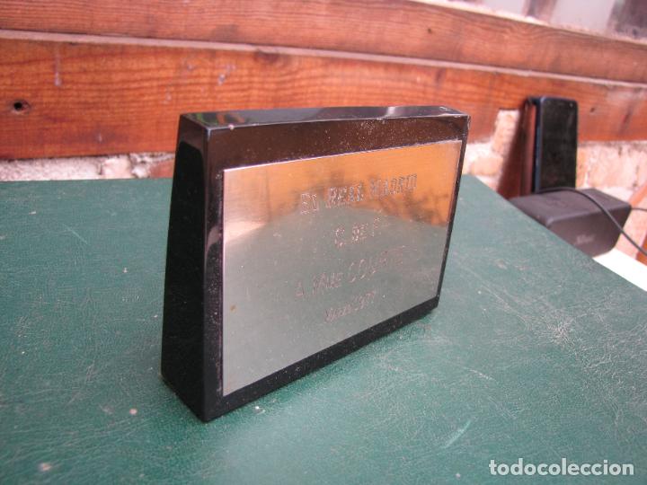 Coleccionismo deportivo: 34.- Placa de m&aacute;rmol y plata. Real Madrid a Mme. Courte. Marzo 1.977. Joyero Alegre