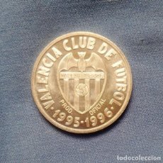 Coleccionismo deportivo: MONEDA OFICIAL VALENCIA CLUB DE FUTBOL TEMPORADA 1995-1996. PLATA. Lote 364447326