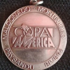 Coleccionismo deportivo: MEDALLA DE LA COPA AMÉRICA 1995 ENTREGADA POR EL MINISTERIO DE TURISMO. Lote 365926981
