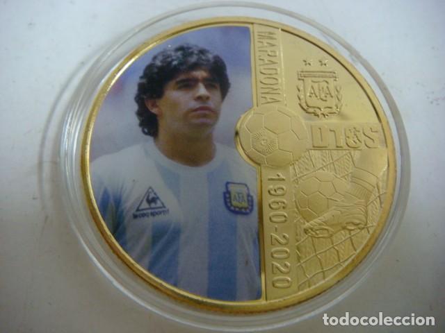 Coleccionismo deportivo: MONEDA DE MARADONA A&Ntilde;O 1960-2020 DORADA CON SU CAPSULA