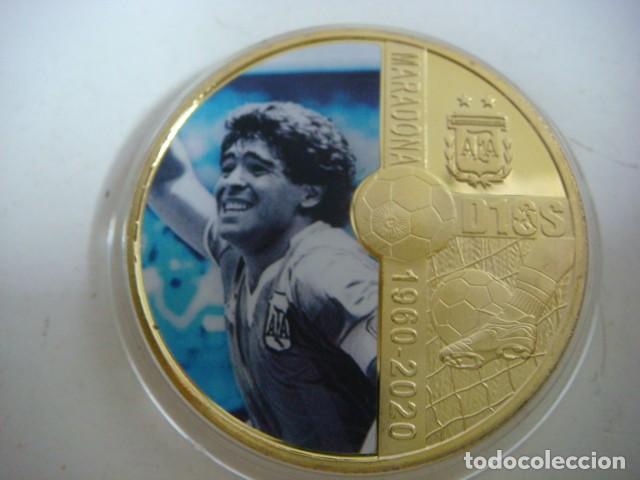 Coleccionismo deportivo: MONEDA DE MARADONA A&Ntilde;O 1960-2020 DORADA CON SU CAPSULA