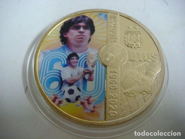 Coleccionismo deportivo: MONEDA DE MARADONA A&Ntilde;O 1960-2020 DORADA CON SU CAPSULA