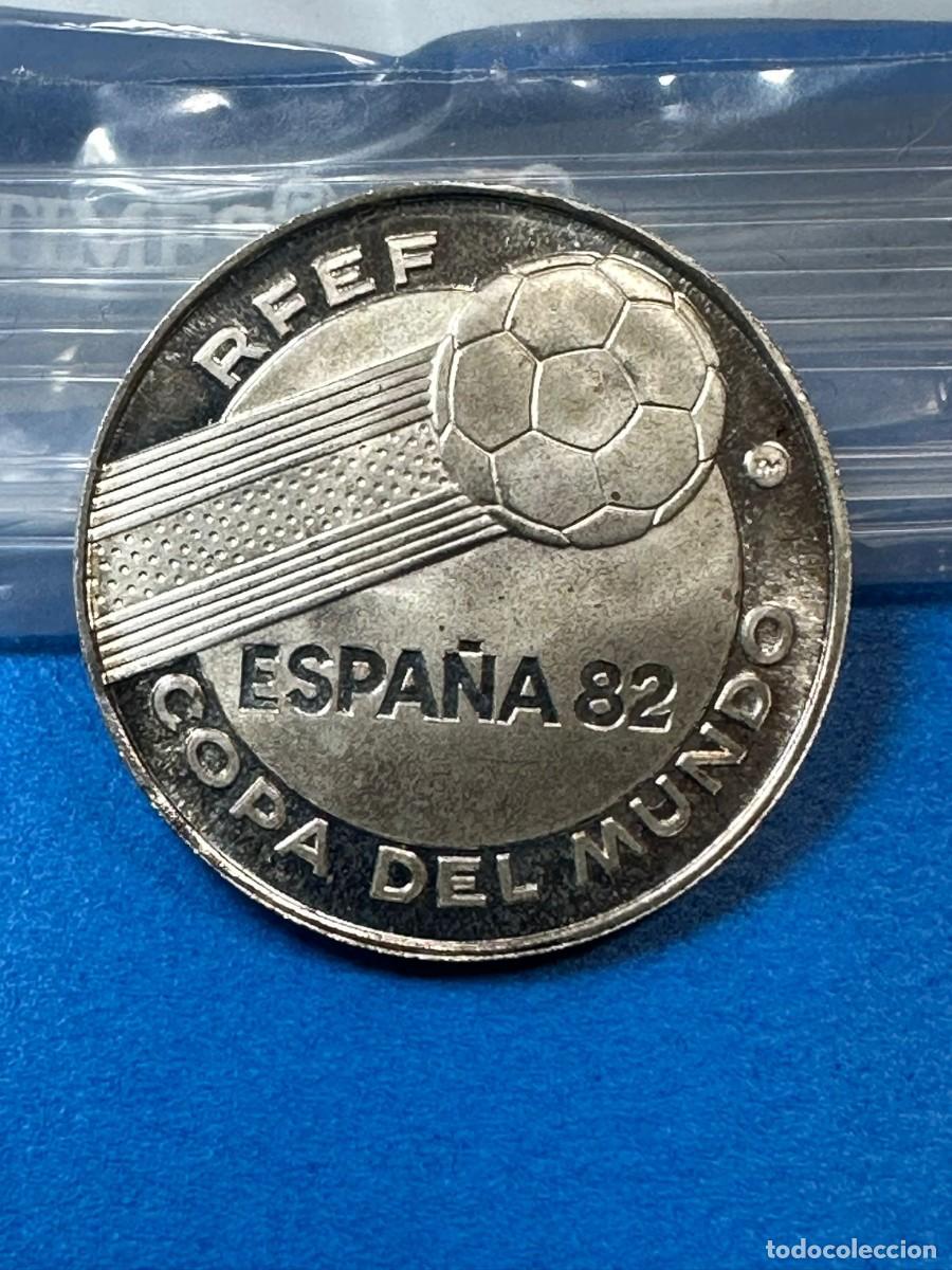 Coleccionismo deportivo: Medalla de plata del mundial de Espa&ntilde;a 82 Copa del mundo 1982 sedes y logo