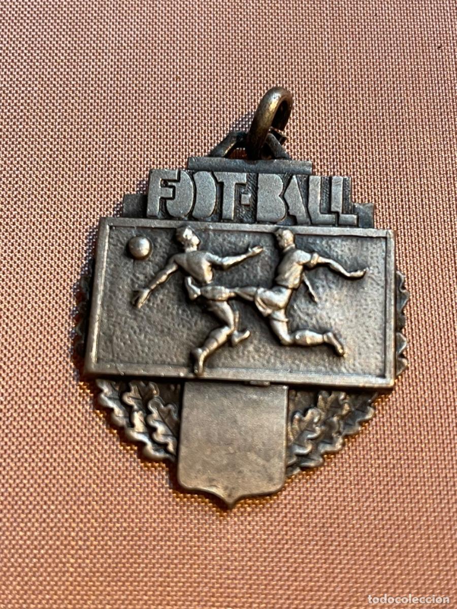 Coleccionismo deportivo: F&Uacute;TBOL - ANTIGUA MEDALLA FOOT-BALL ESTILO ART DEC&Oacute; 3,5X3 Cm.