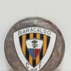 Coleccionismo deportivo: ANTIGUA CHAPA O PLACA CON ESCUDO DEL BARAKALDO. BARACALDO CF CLUB DE FUTBOL. 6,8 CM.