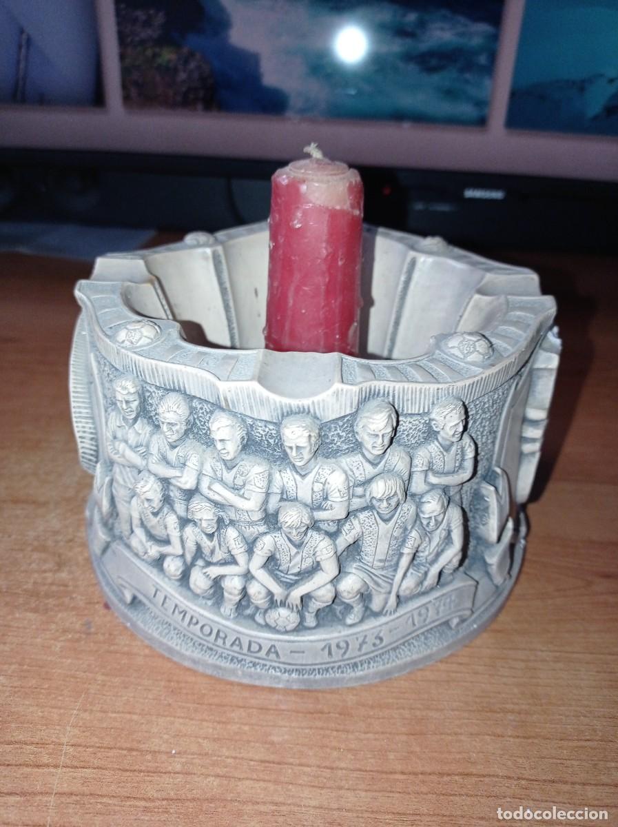 Coleccionismo deportivo: Cenicero y palmatoria f.cm Barcelona campe&oacute;n 73/74. Resina. Raro objeto