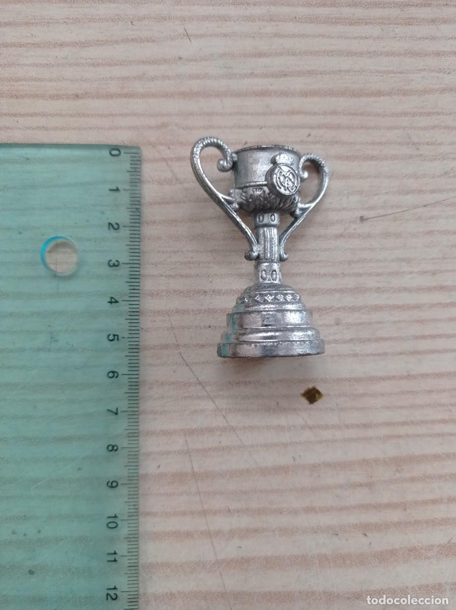 Sammelleidenschaft Sport: Replica Copa Campeon Regional Con El Escudo Del Real Madrid De Metal - 6 Centimetros