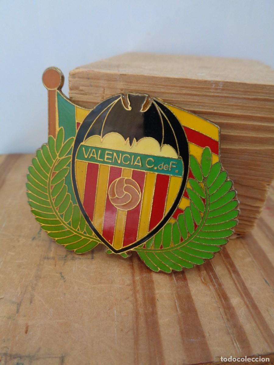 Coleccionismo deportivo: &iexcl;&iexcl; PLACA del VALENCIA C. de Futbol. Esmaltada. Con Hojas Laurel. Metalica. 1995.!! C-12.
