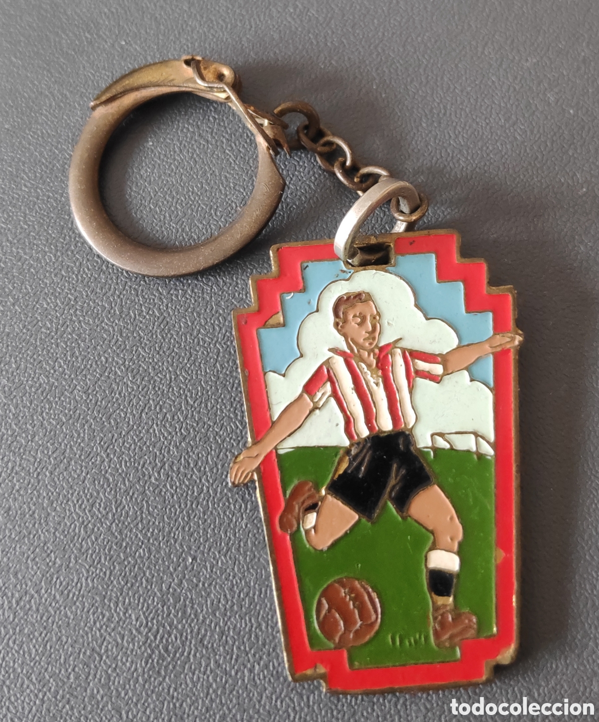Coleccionismo deportivo: ANTIGUO LLAVERO DE FUTBOL EMBLEMA JUGADOR ATLETICO DE BILBAO (ATHLETIC BILBAO)