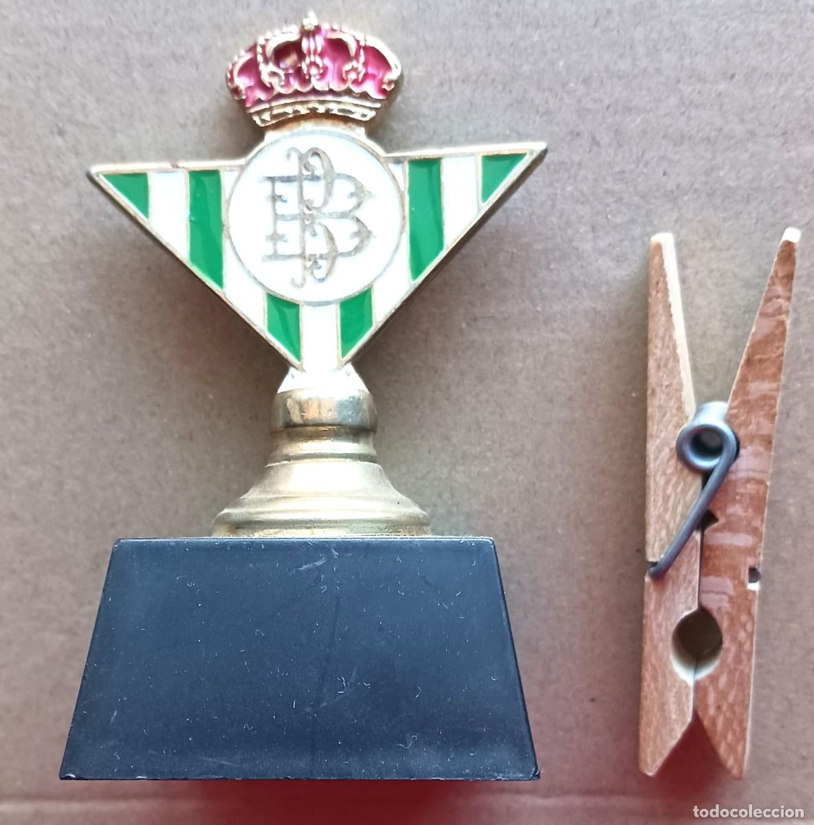 Coleccionismo deportivo: REAL BETIS BALOMPIE METOPA PISAPAPELES LOGO ESCUDO DEL CLUB EN METAL ALTURA TOTAL 9 CM