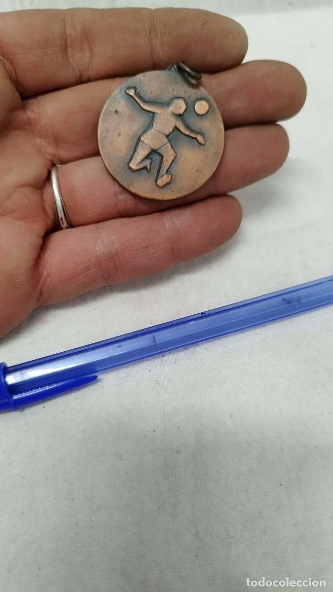 Coleccionismo deportivo: Antigua medalla homenaje jugador Kocsis 23-X-68.Futbol club Barcelona.Para familia y participantes.