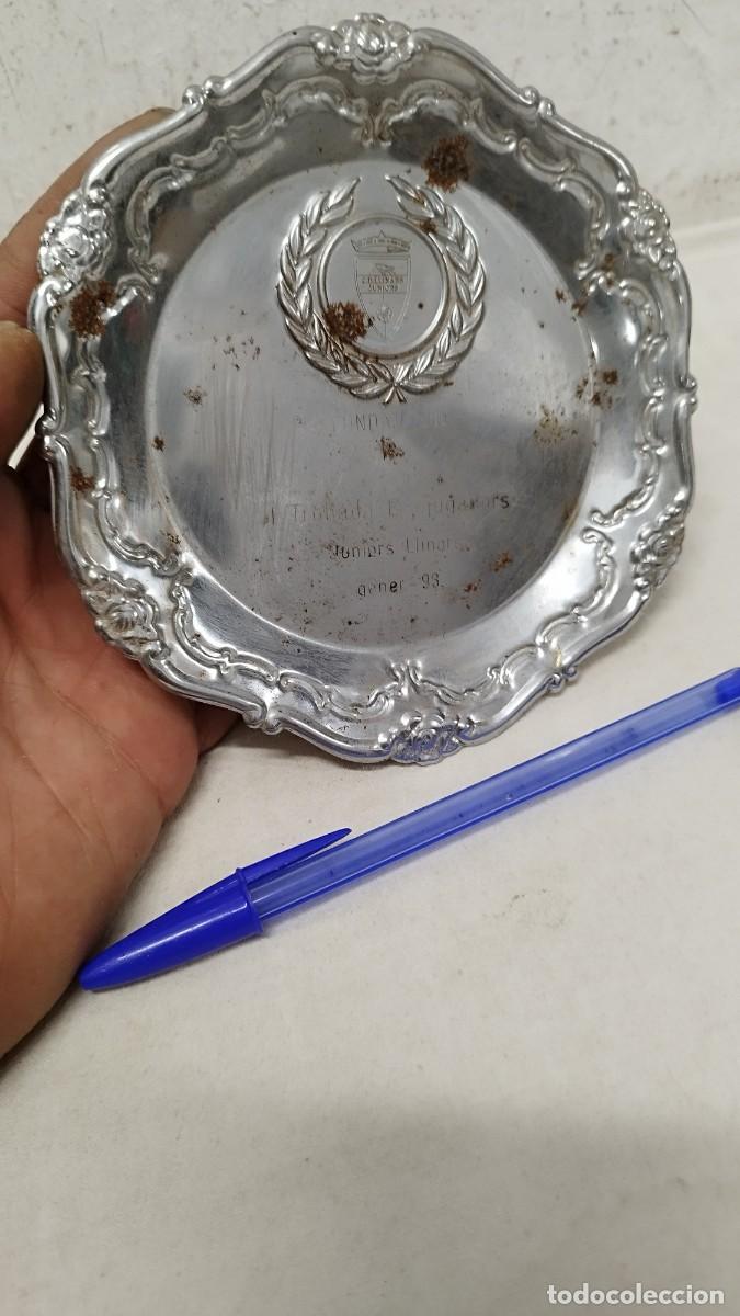 Coleccionismo deportivo: Trofeo de futbol,C.D Llinars del valles junior.1&deg; trobada ex jugadors.1993.Metal plateado.