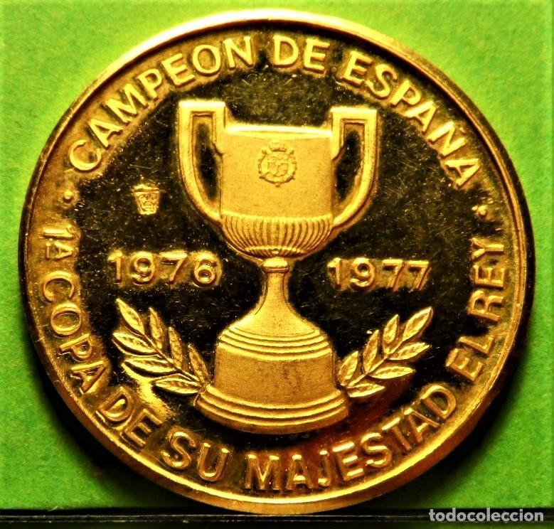 Coleccionismo deportivo: REAL BETIS BALOMPIE, Medalla en oro de 900 milesimas, 1976-1977, 25 mm, 10 grs.