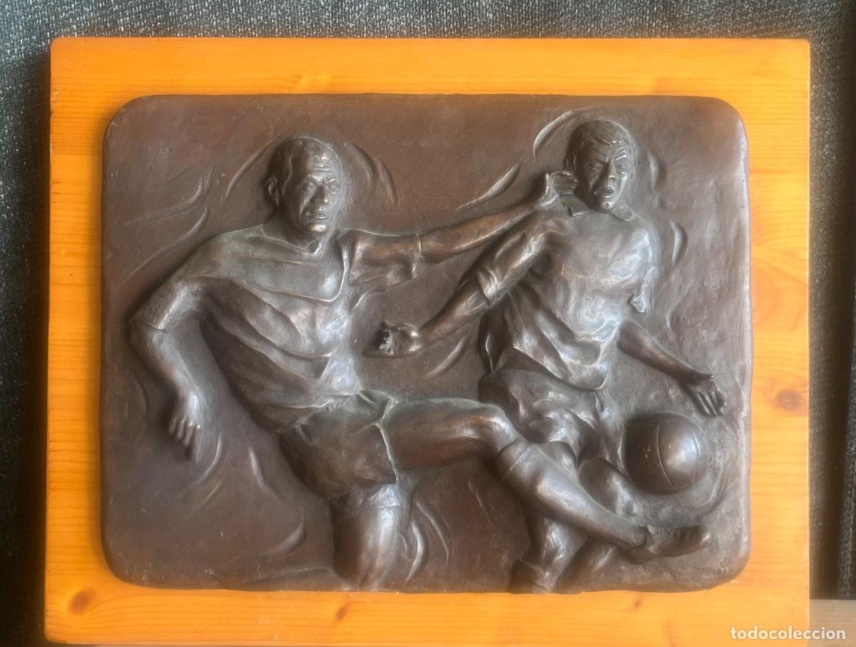 Coleccionismo deportivo: GRAN BAJO RELIEVE DE BRONCE FUTBOLISTAS FUTBOL 1950&rsquo;S FIRMADO.