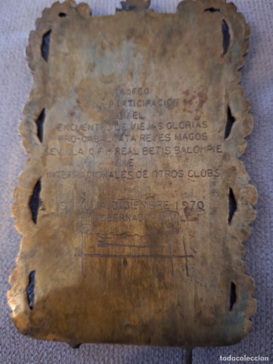 Coleccionismo deportivo: PLACA TROFEO DEL 1970 ENCUENTRO SEVILLA C.F Y REAL BETIS BALONPI&Eacute; , 11,5 CM x 8 CM RARA Y DIF&Iacute;CIL