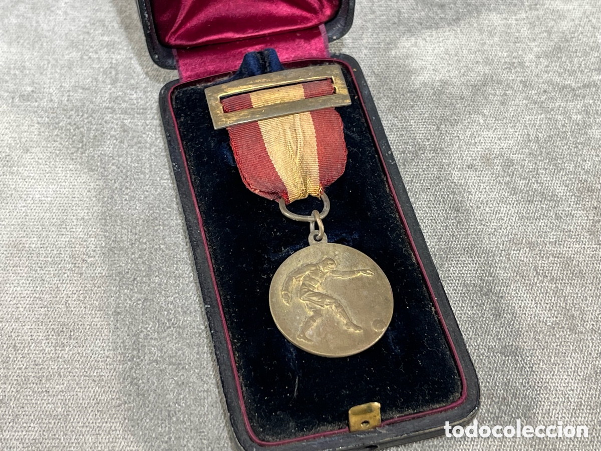 Coleccionismo deportivo: Medalla deportiva antigua f&uacute;tbol &ndash; con cinta roja y amarilla &ndash;