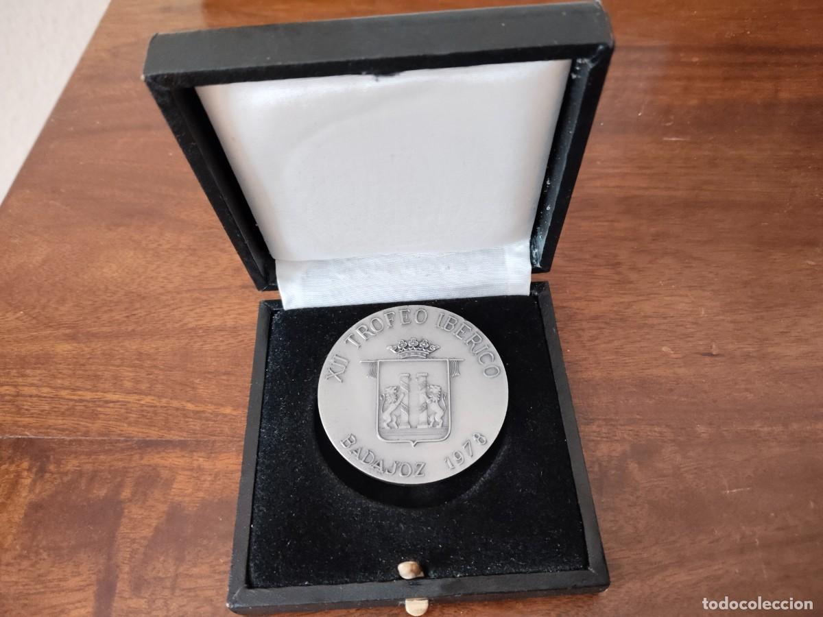 Collezionismo sportivo: Medalla del XII TROFEO IB&Eacute;RICO. BADAJOZ 1978. C. D. Badajoz. En su caja.