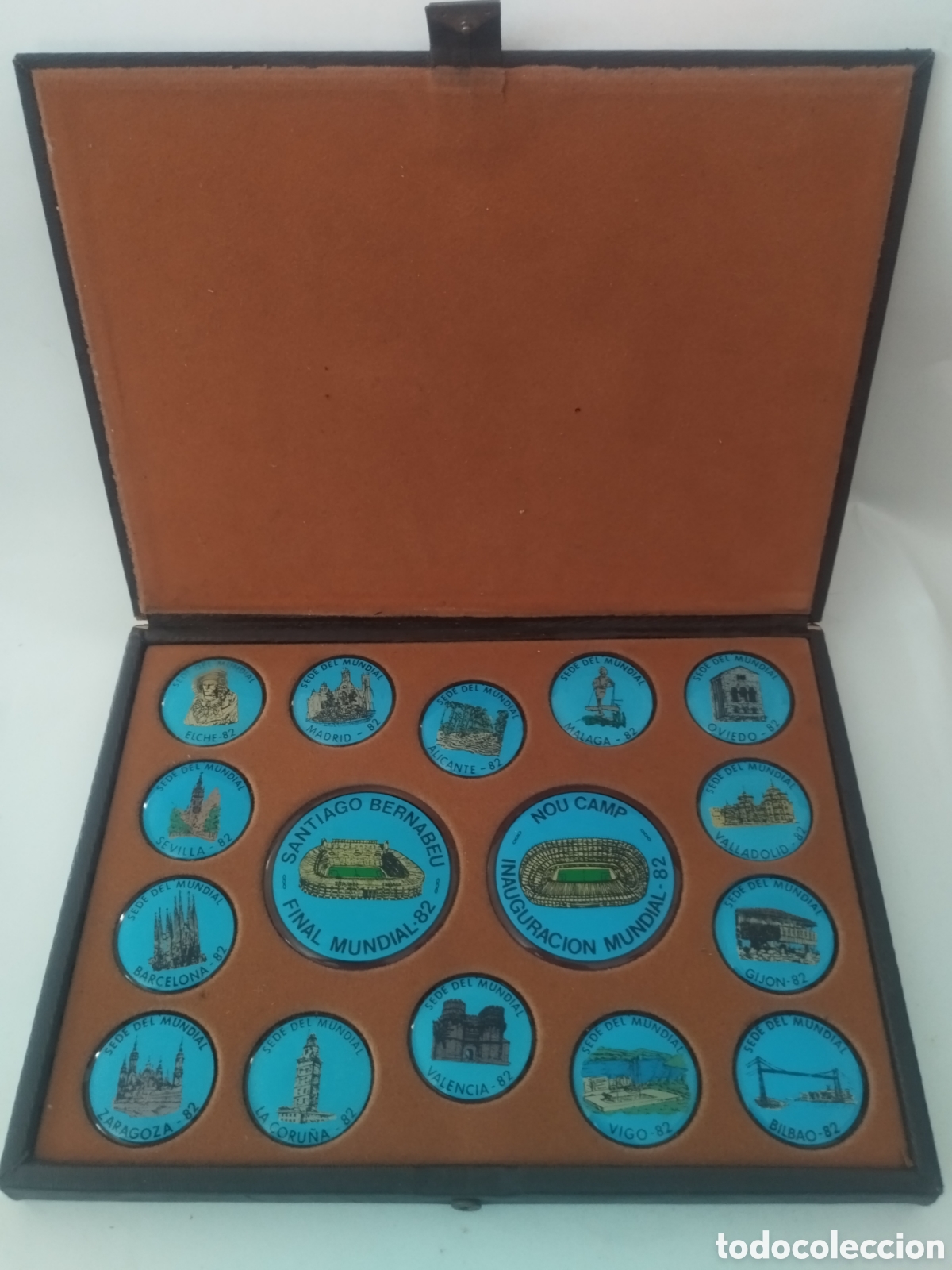Coleccionismo deportivo: Lote oficial de 14 insignias de las sedes del Mundial de F&uacute;tbol de Espa&ntilde;a 1982