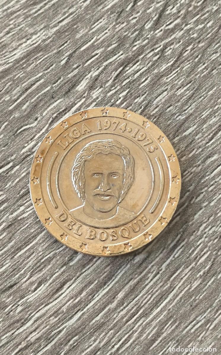 Sports collectibles: Medalla Conmemorativa Real Madrid - Vicente del Bosque (Liga 1974-1975) con C&aacute;psula de conservaci&oacute;n