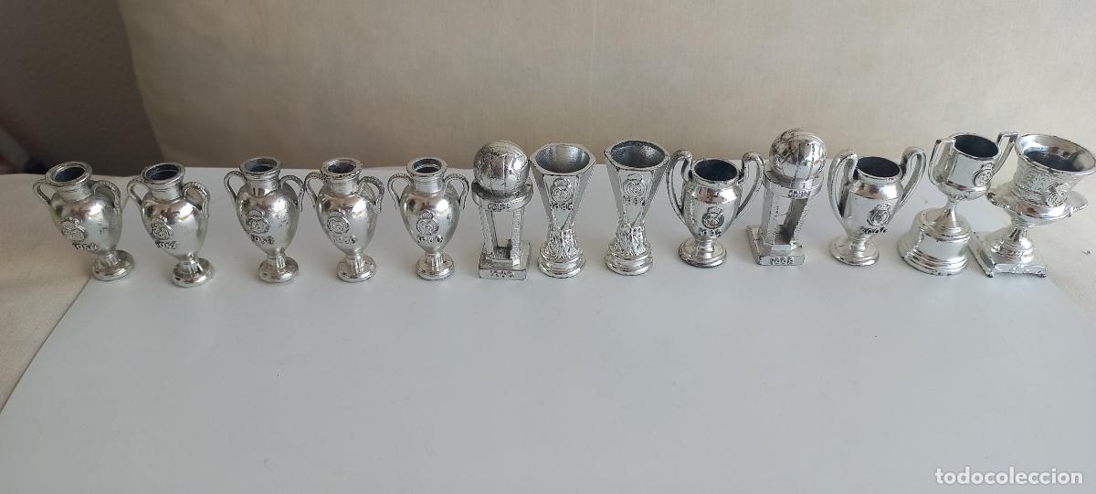 Coleccionismo deportivo: Lote de 13 trofeos del Real Madrid. Copas de metal de futbol. Miniatura