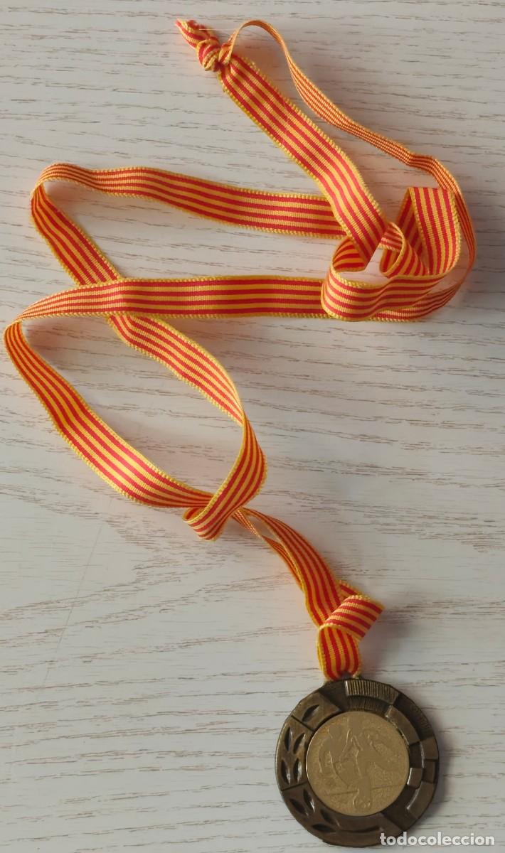 Coleccionismo deportivo: MEDALLA MET&Aacute;LICA NAYBLAN PARA F&Uacute;TBOL (En el reverso: E.P.S. 93) &middot; 4 Cm. de di&aacute;metro
