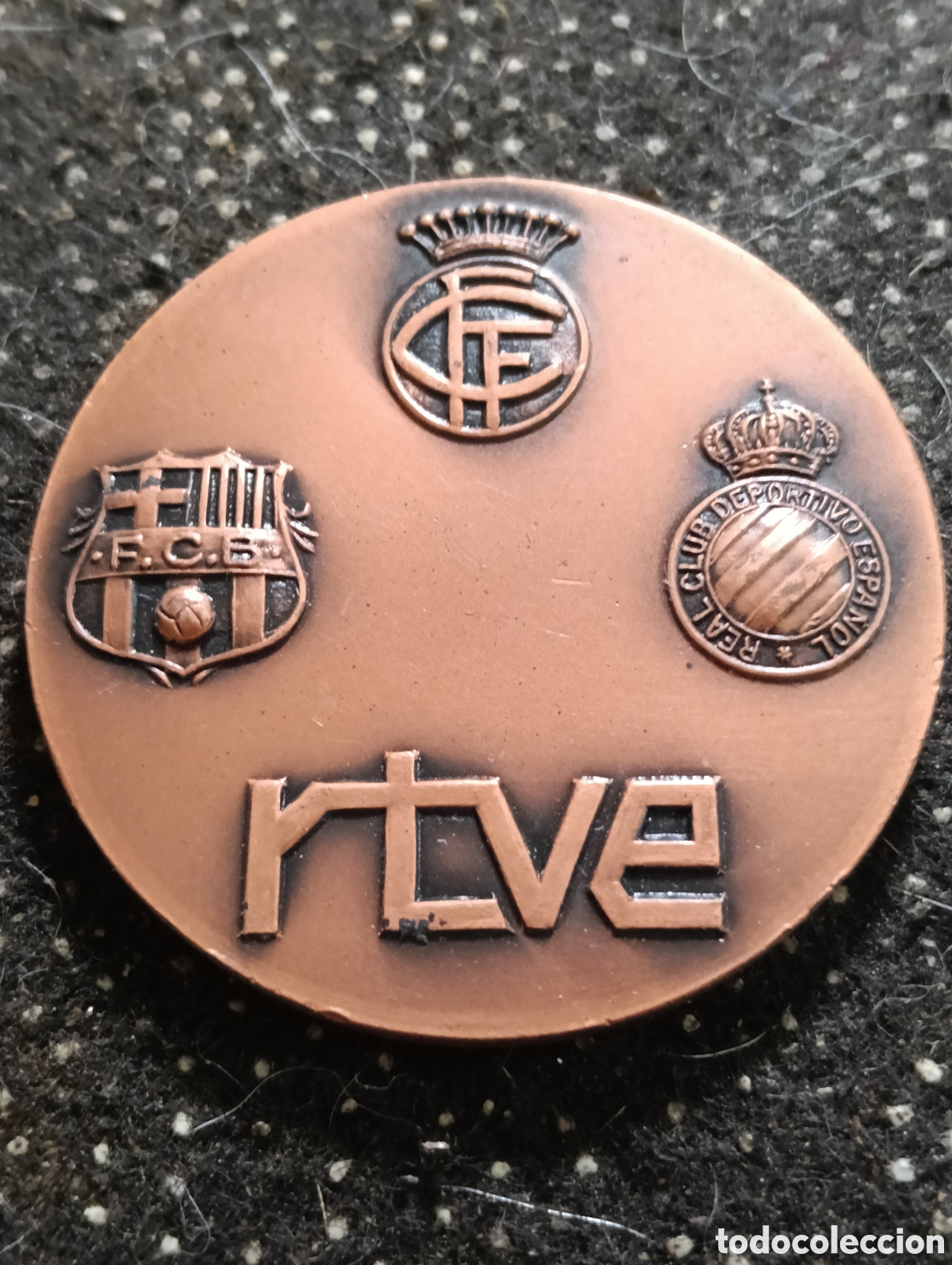 Coleccionismo deportivo: Medalla campeonato trofeo campa&ntilde;a Navidad 1974 Barcelona RTVE, BARCELONA Y ESPA&Ntilde;OL. mide 5 cm de di&aacute;