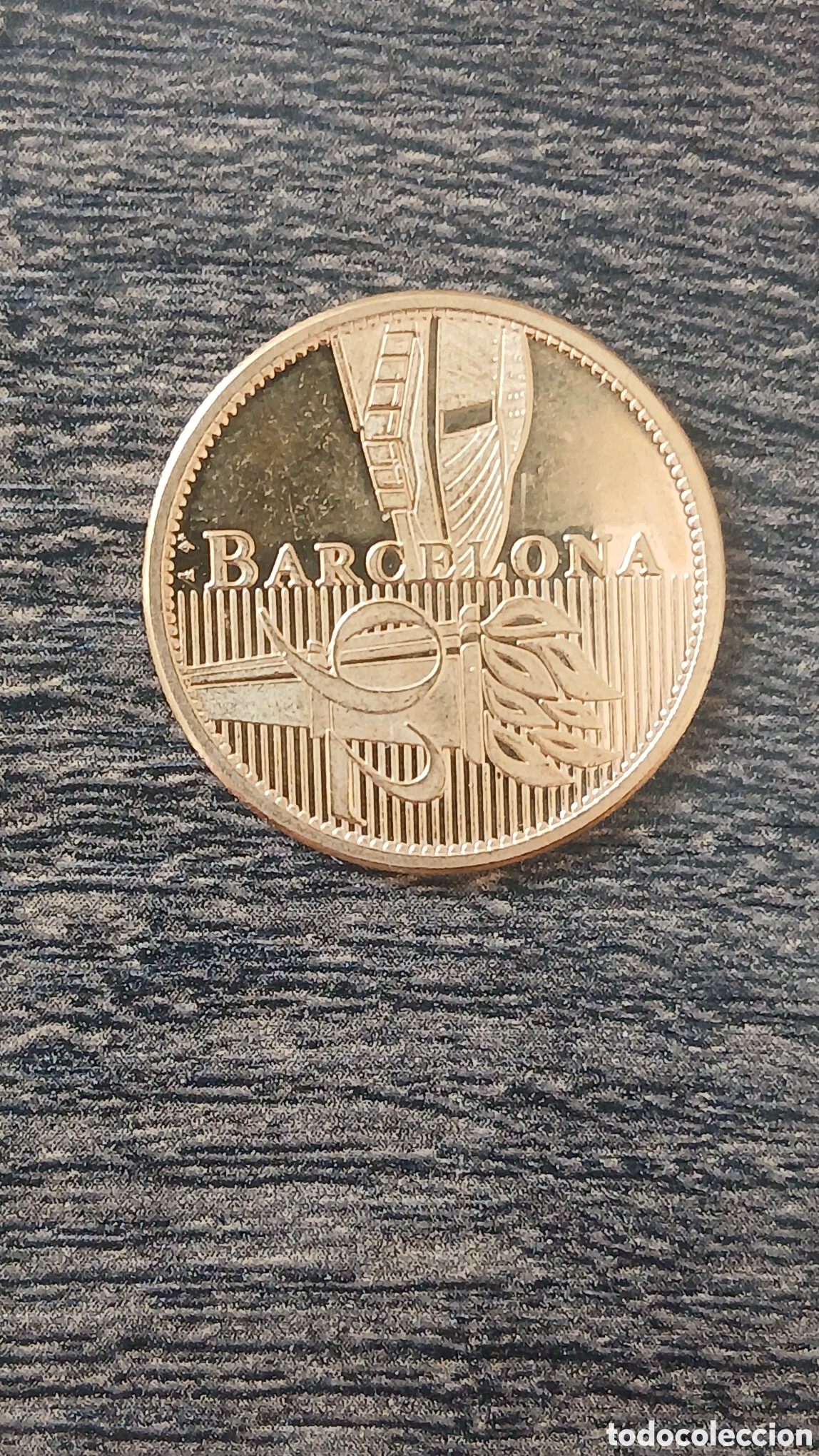 Coleccionismo deportivo: Medalla conmemorativa ba&ntilde;ada en oro de los XX Juegos Ol&iacute;mpicos de Barcelona. - Dise&ntilde;o conmemorativo