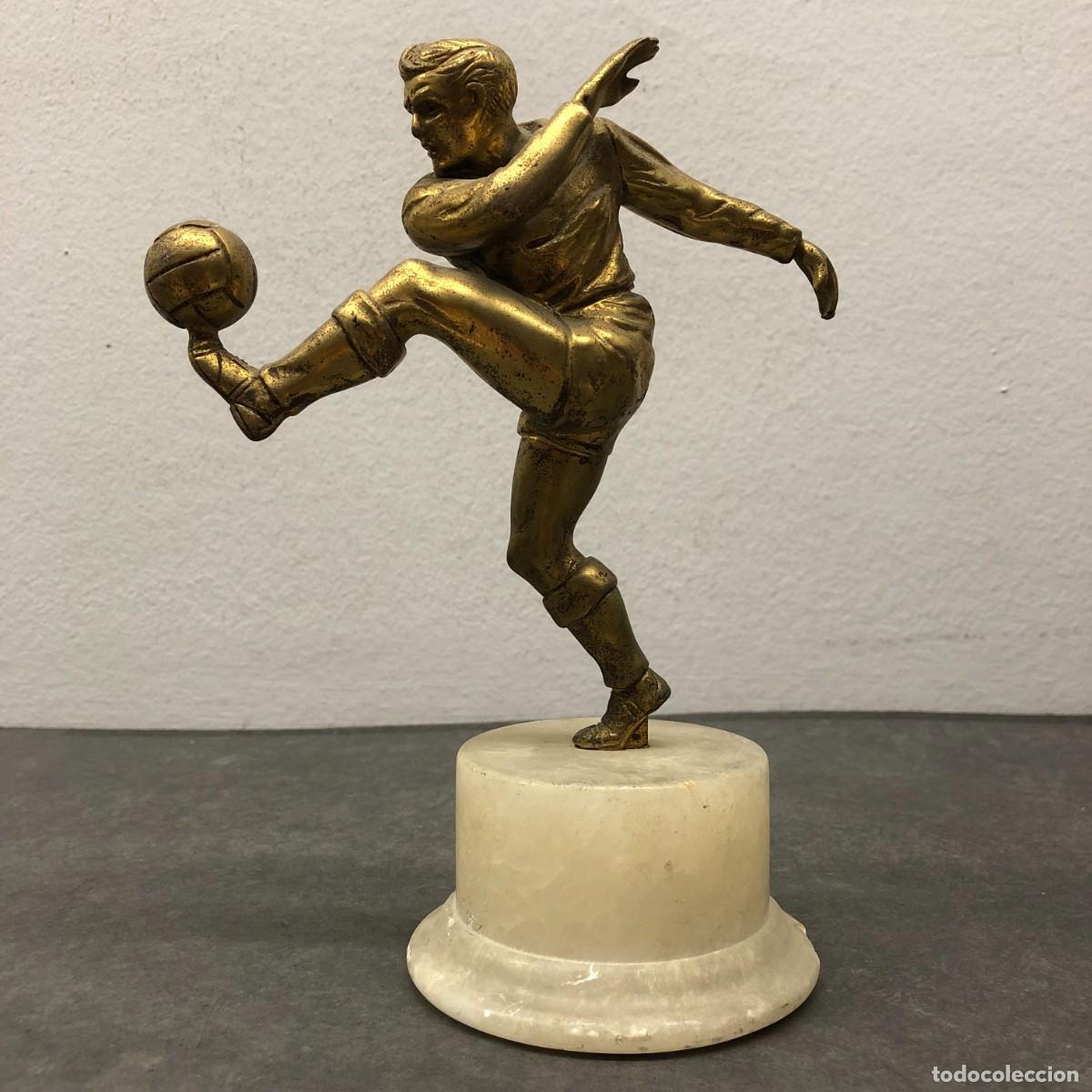 Collectionnisme sportif: ESCULTURA O TROFEO VINTAGE - FUTBOLISTA - DE LAT&Oacute;N CON BASE DE MARMOL - 22 X 16 CM / 475