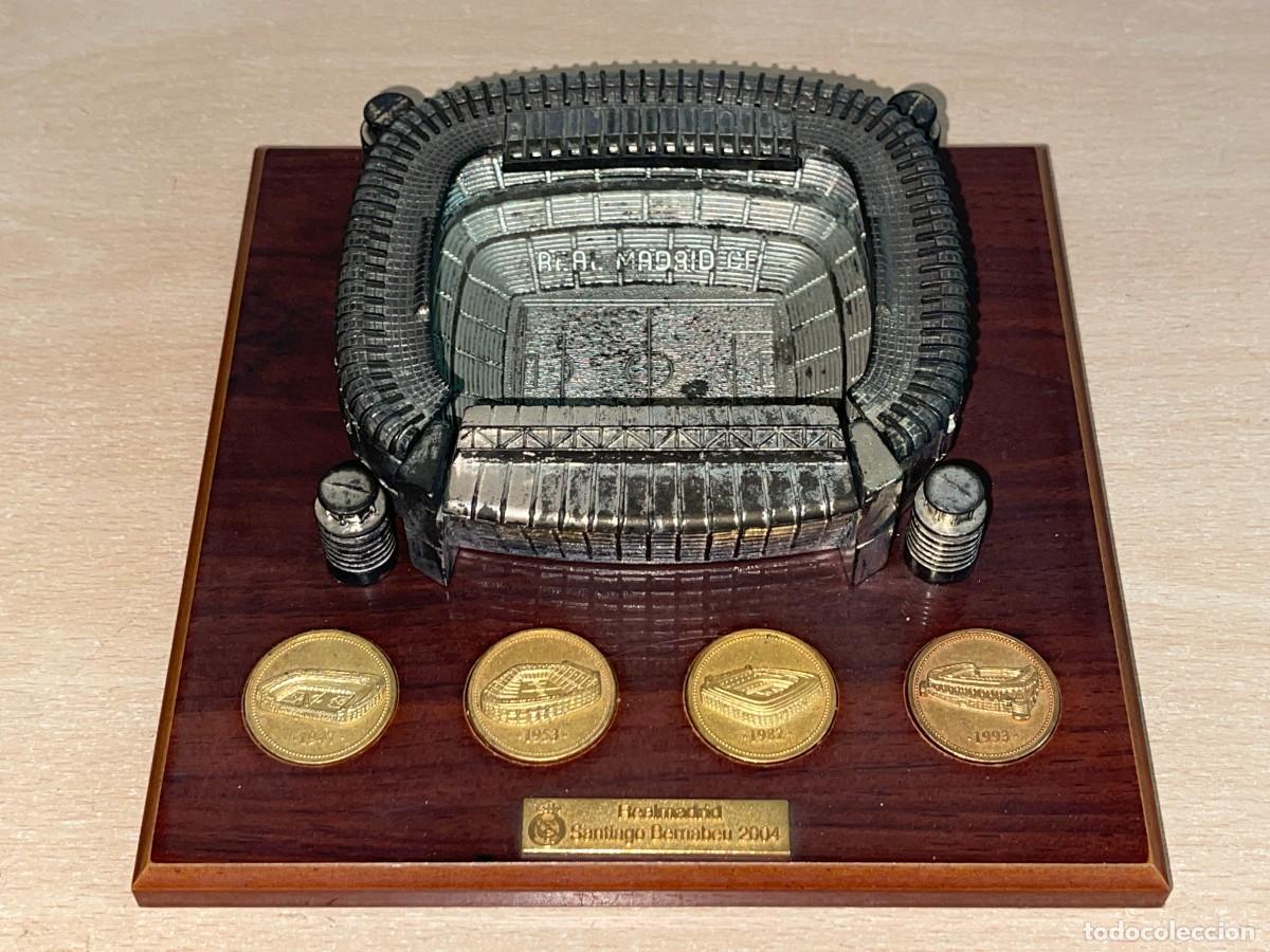 Sammelleidenschaft Sport: REAL MADRID maqueta Estadio Santiago Bernabeu 2004 + Monedas doradas A&ntilde;os reformas 1947, 53, 82 y 93