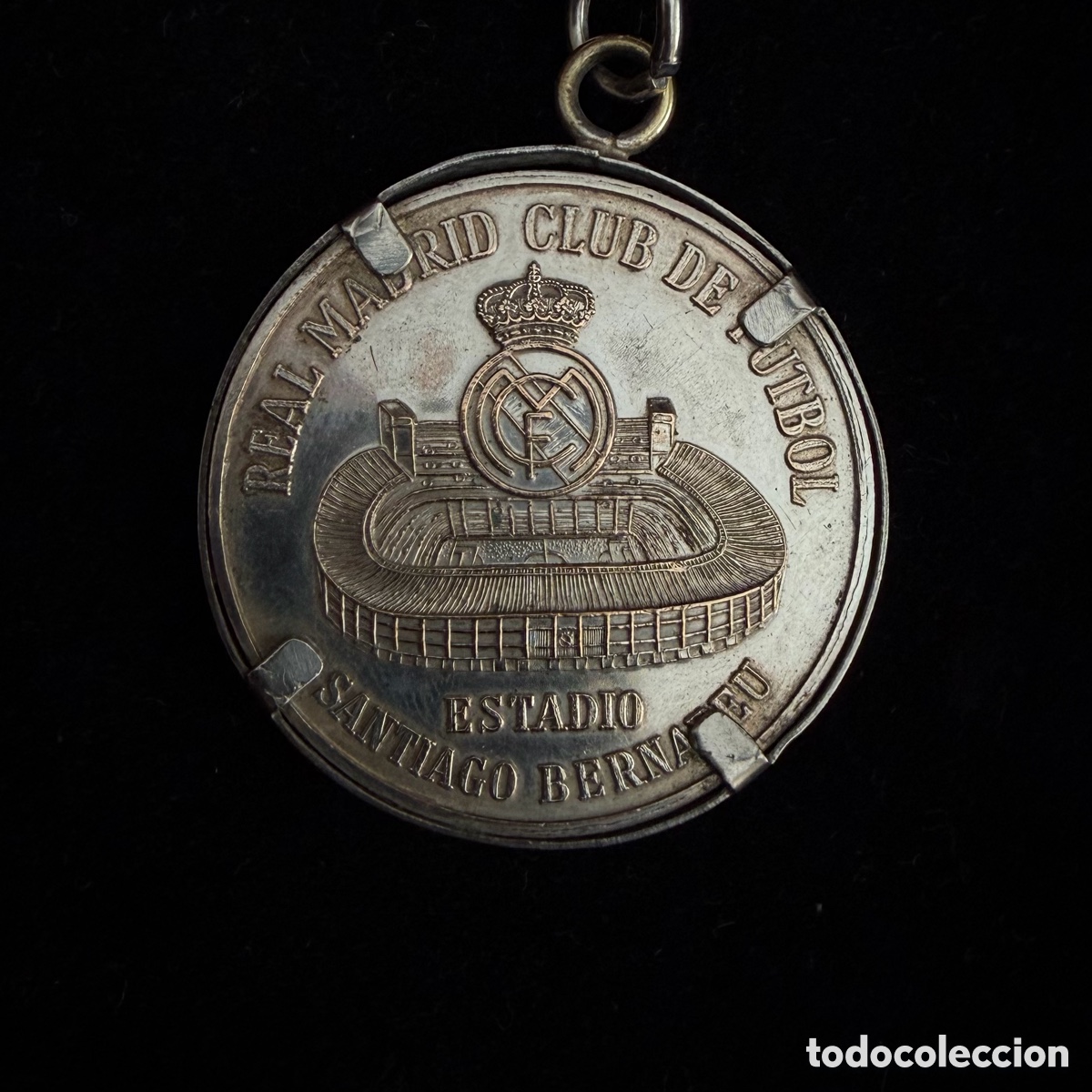 Coleccionismo deportivo: Llavero Vintage Real Madrid Trofeo S. Bernab&eacute;u 1984 Plata