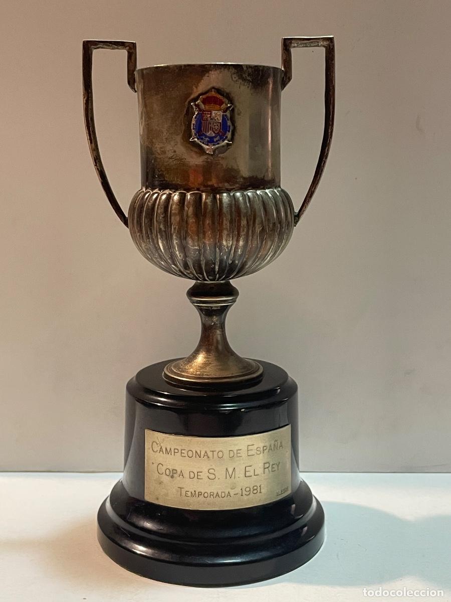 Coleccionismo deportivo: (M) TROFEO COPA ORIGINAL COPA S M EL REY TEMPORADA 1980 / 81 FC BARCELONA 3 SPORTING DE GIJ&Oacute;N 1