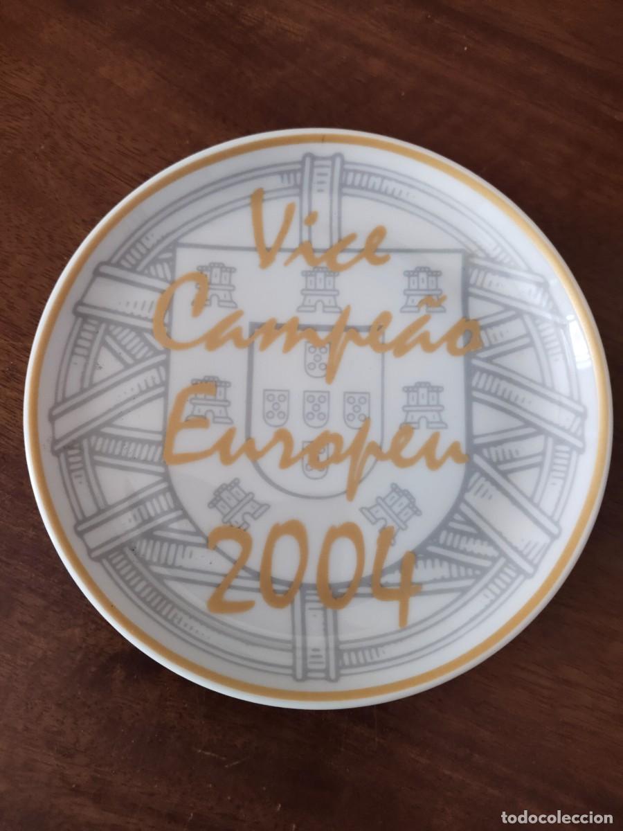 Coleccionismo deportivo: Platito de Vista Alegre conmemorativo Subcampeonato Portugal de Eurocopa de 2004.