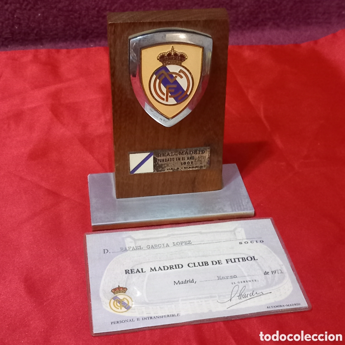 Coleccionismo deportivo: INSIGNIA TIPO METOPA REAL MADRID FUNDADO EN1902+CARNET DE SOCIO ANTIGUO