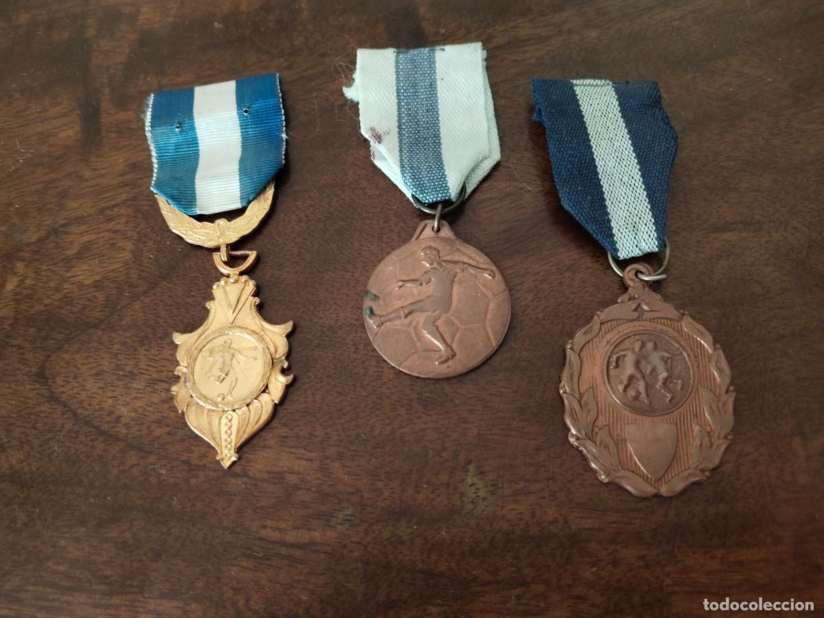 Collectionnisme sportif: 3 antiguas medallas de F&uacute;tbol. Bonito dise&ntilde;o. C. D. Umbila y otros. A&ntilde;os 60 y 80.