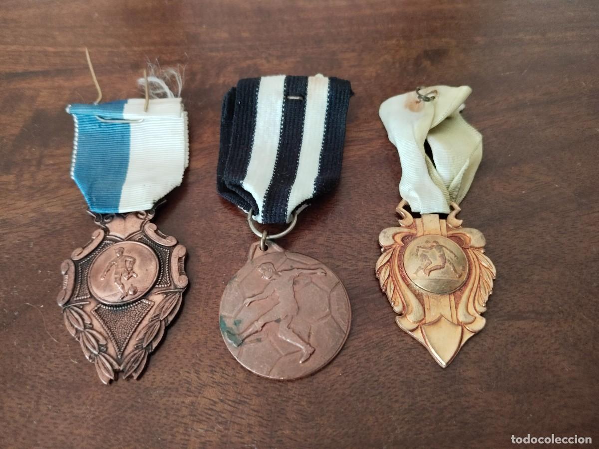 Collectionnisme sportif: 3 antiguas medallas de f&uacute;tbol. Bonito dise&ntilde;o. A&ntilde;os 80. Mejor goleador.