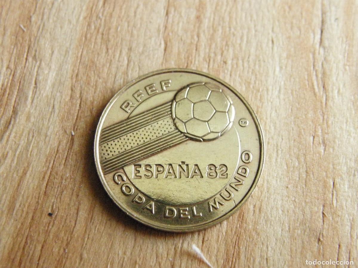 Coleccionismo deportivo: MEDALLA RFEF ESPA&Ntilde;A 82 URUGUAY CAMPE&Oacute;N DEL MUNDO 1930 1950