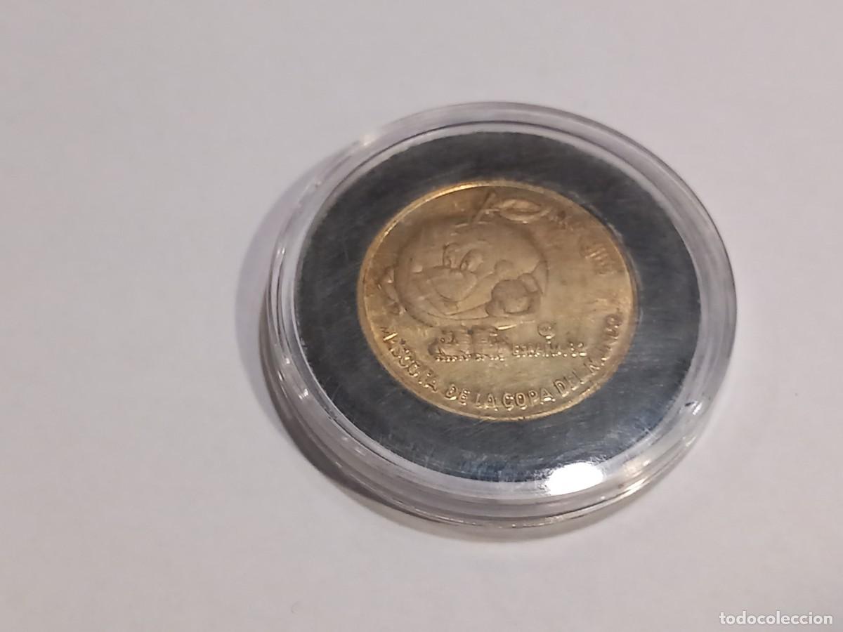 Collezionismo sportivo: NARANJITO MONEDA CAMPEONATO DE F&Uacute;TBOL ESPA&Ntilde;A A&Ntilde;O 1982 CON SU ESTUCHE ORIGINAL / COMPRA MIN&Iacute;MA 5 &euro;